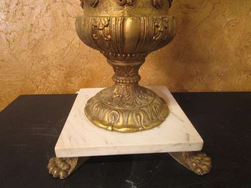 STYLISH & ELEGANT A XL RESIN CASTED DETAILED VICTORIAN STYLE LAMP ON A MARBLE BASE