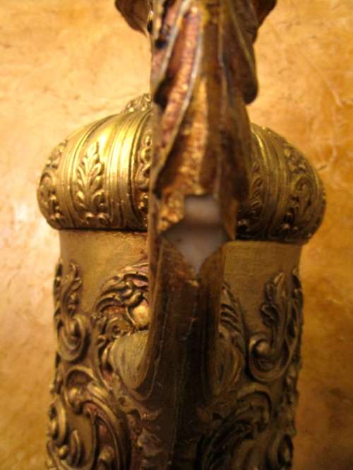 STYLISH & ELEGANT A XL RESIN CASTED DETAILED VICTORIAN STYLE LAMP ON A MARBLE BASE