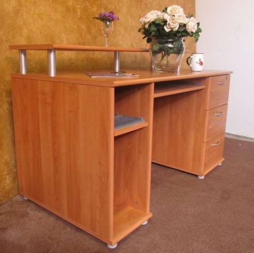 A FANTASTIC DESK WITH THREE LARGE DRAWERS IN GOOD CONDITION