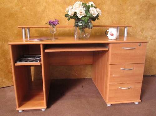 A FANTASTIC DESK WITH THREE LARGE DRAWERS IN GOOD CONDITION