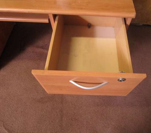 A FANTASTIC DESK WITH THREE LARGE DRAWERS IN GOOD CONDITION
