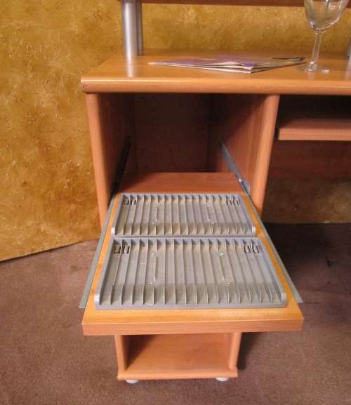 A FANTASTIC DESK WITH THREE LARGE DRAWERS IN GOOD CONDITION
