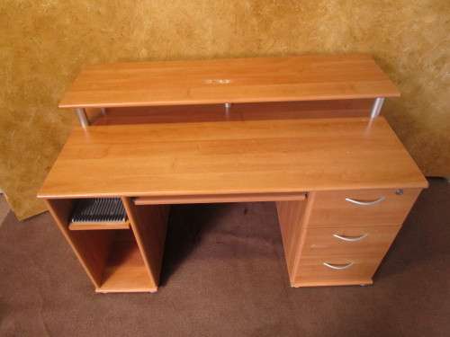 A FANTASTIC DESK WITH THREE LARGE DRAWERS IN GOOD CONDITION