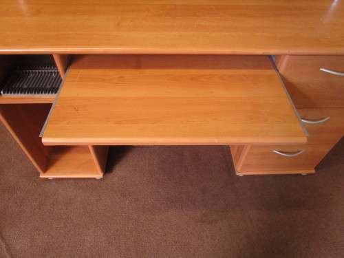 A FANTASTIC DESK WITH THREE LARGE DRAWERS IN GOOD CONDITION