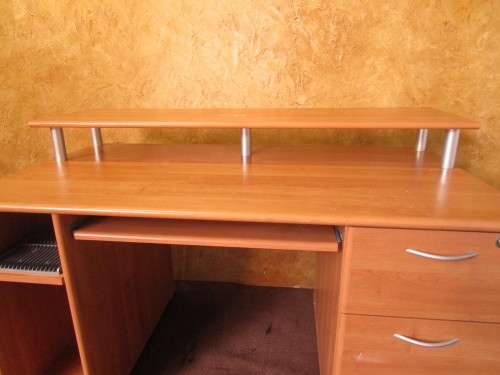 A FANTASTIC DESK WITH THREE LARGE DRAWERS IN GOOD CONDITION