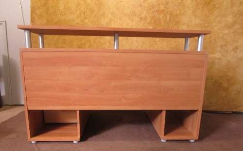 A FANTASTIC DESK WITH THREE LARGE DRAWERS IN GOOD CONDITION