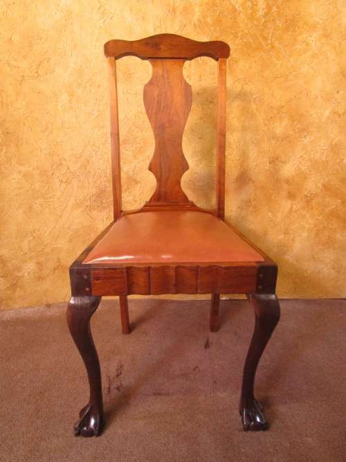 AN EXQUISITE BALL & CLAW SOLID WOOD CHAIR IN GOOD CONDITION -