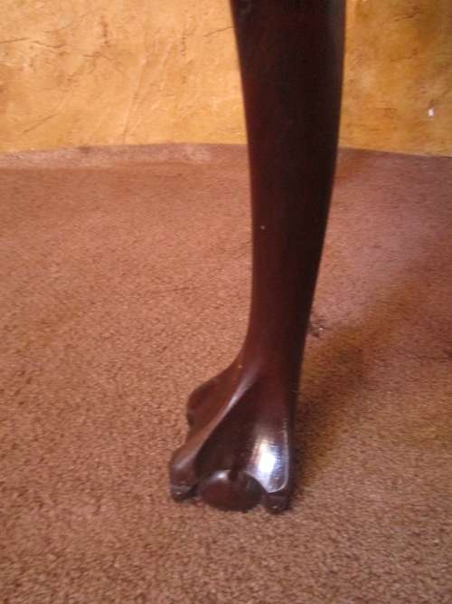AN EXQUISITE BALL & CLAW SOLID WOOD CHAIR IN GOOD CONDITION -