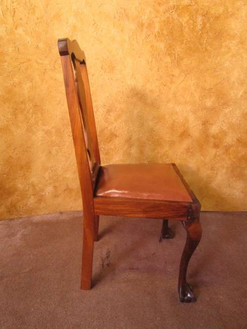 AN EXQUISITE BALL & CLAW SOLID WOOD CHAIR IN GOOD CONDITION -