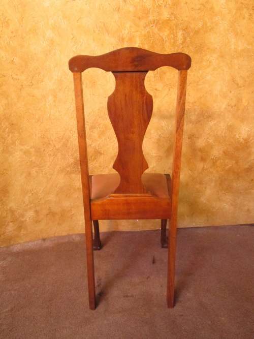 AN EXQUISITE BALL & CLAW SOLID WOOD CHAIR IN GOOD CONDITION -