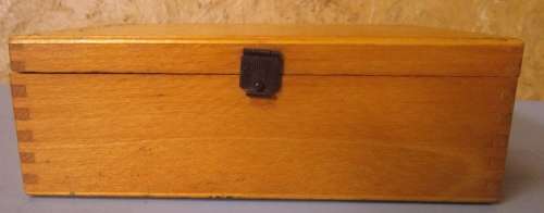 A MARVELOUS VINTAGE/ANTIQUE WOODEN BOX WITH STUNNING DUFTYLE DETAIL - WITH SOME CHEST PIECES