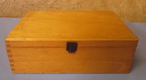 A MARVELOUS VINTAGE/ANTIQUE WOODEN BOX WITH STUNNING DUFTYLE DETAIL - WITH SOME CHEST PIECES