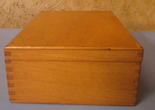 A MARVELOUS VINTAGE/ANTIQUE WOODEN BOX WITH STUNNING DUFTYLE DETAIL - WITH SOME CHEST PIECES