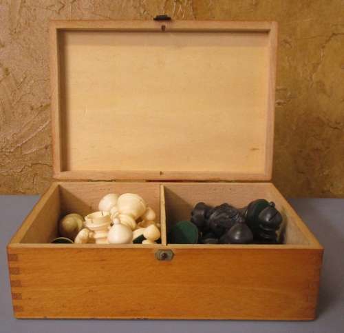 A MARVELOUS VINTAGE/ANTIQUE WOODEN BOX WITH STUNNING DUFTYLE DETAIL - WITH SOME CHEST PIECES