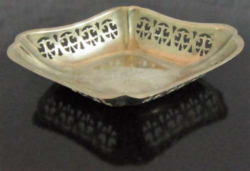 A GORGEOUS SILVER PLATED BON BON DISH MARKED Emdee PLATE EPNS - MADE IN ENGLAND
