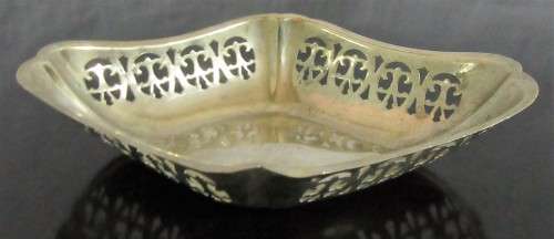 A GORGEOUS SILVER PLATED BON BON DISH MARKED Emdee PLATE EPNS - MADE IN ENGLAND
