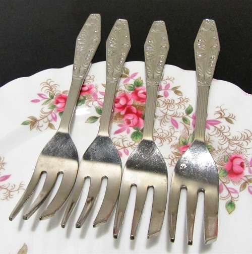 FOUR MARVELOUS NOVALUX PLATE HOLLAND CAKE FORKS - BID PER EACH