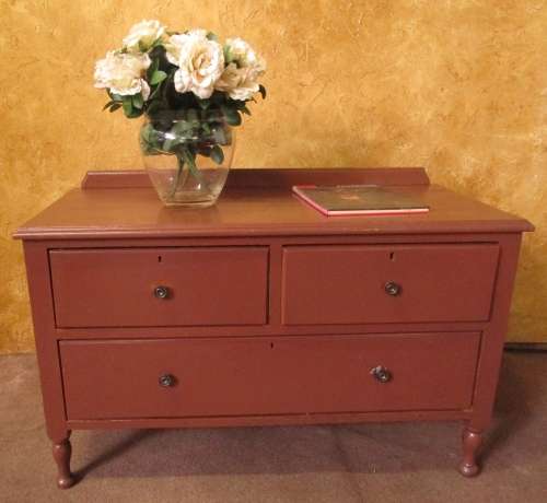 A MARVELOUS VINTAGE CHEST OF DRAWERS - WILL MAKE A BEAUTIFUL FEATURE IN ANY ROOM