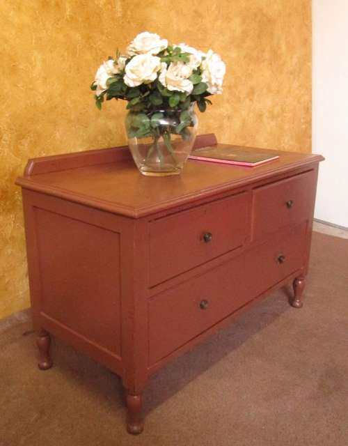A MARVELOUS VINTAGE CHEST OF DRAWERS - WILL MAKE A BEAUTIFUL FEATURE IN ANY ROOM