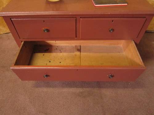 A MARVELOUS VINTAGE CHEST OF DRAWERS - WILL MAKE A BEAUTIFUL FEATURE IN ANY ROOM