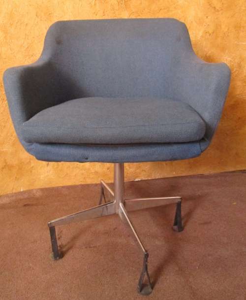 A FANTASTIC RETRO OFFICE CHAIR IN GOOD CONDITION