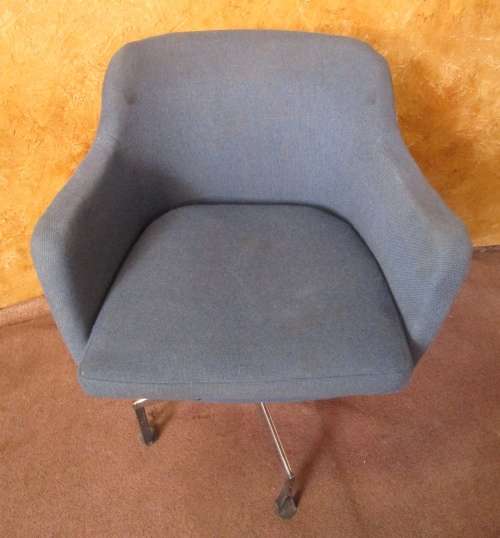 A FANTASTIC RETRO OFFICE CHAIR IN GOOD CONDITION