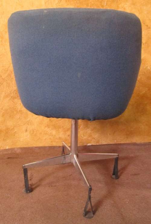 A FANTASTIC RETRO OFFICE CHAIR IN GOOD CONDITION