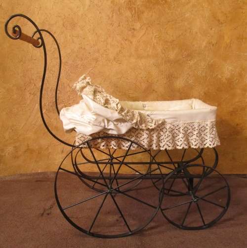 A MARVELOUS VINTAGE/ANTIQUE DOLLS PRAM A CONVERSATION PIECE - STUNNING HOME DECOR