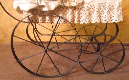 A MARVELOUS VINTAGE/ANTIQUE DOLLS PRAM A CONVERSATION PIECE - STUNNING HOME DECOR