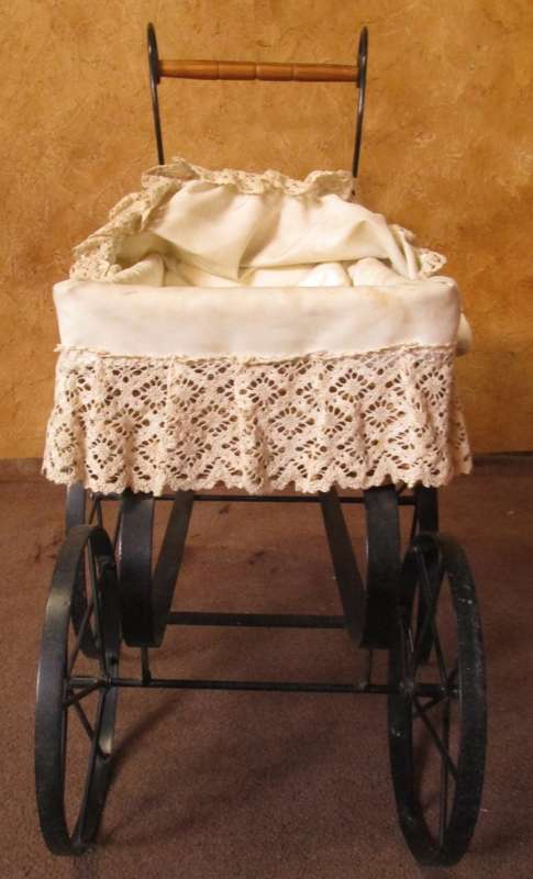 A MARVELOUS VINTAGE/ANTIQUE DOLLS PRAM A CONVERSATION PIECE - STUNNING HOME DECOR