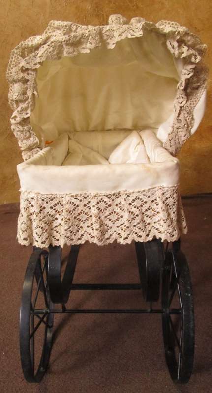 A MARVELOUS VINTAGE/ANTIQUE DOLLS PRAM A CONVERSATION PIECE - STUNNING HOME DECOR