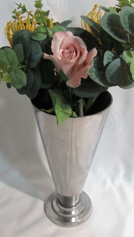 A GORGEOUS TALL SILVER METAL VASE - FABULOUS CENTRE PIECE