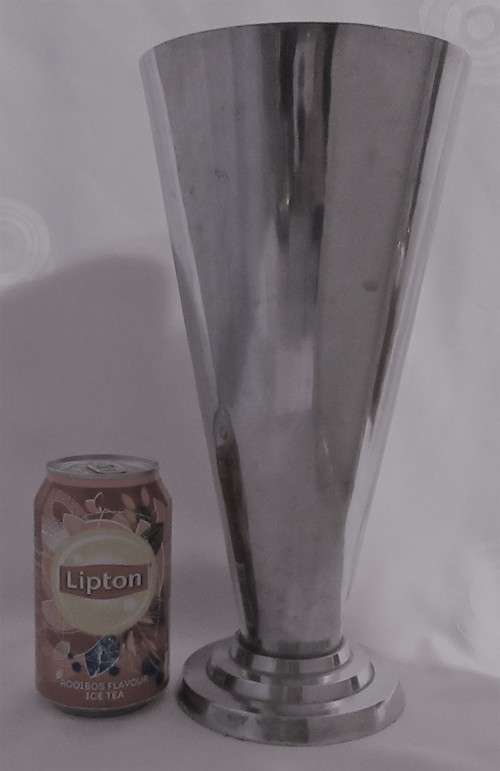 A GORGEOUS TALL SILVER METAL VASE - FABULOUS CENTRE PIECE