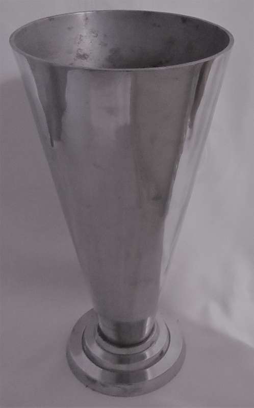 A GORGEOUS TALL SILVER METAL VASE - FABULOUS CENTRE PIECE