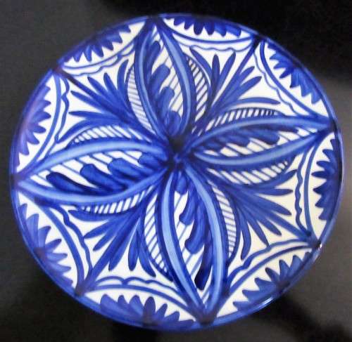 WOW A GORGEOUS COLLECTABLE WALL PLATE 22.7CM WITH THE MOST AMAZING BLUE AND WHITE DESIGN