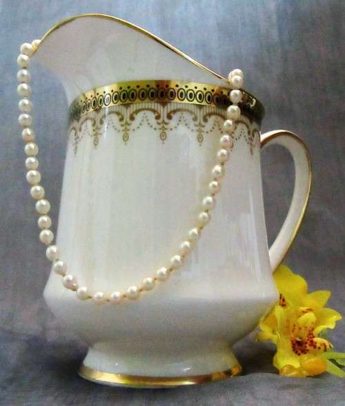 ELEGANT MILK CREAMER PARAGON ATHENA BY APPOINTMENT TO HER MAJESTY THE QUEEN.