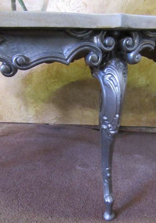 A STUNNING ORNATE TABLE WITH WOODEN TOP AND CASTED LEGS