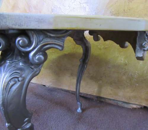 A STUNNING ORNATE TABLE WITH WOODEN TOP AND CASTED LEGS