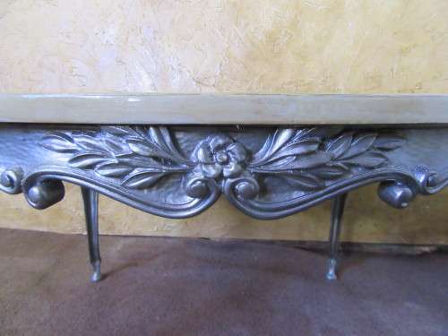 A STUNNING ORNATE TABLE WITH WOODEN TOP AND CASTED LEGS
