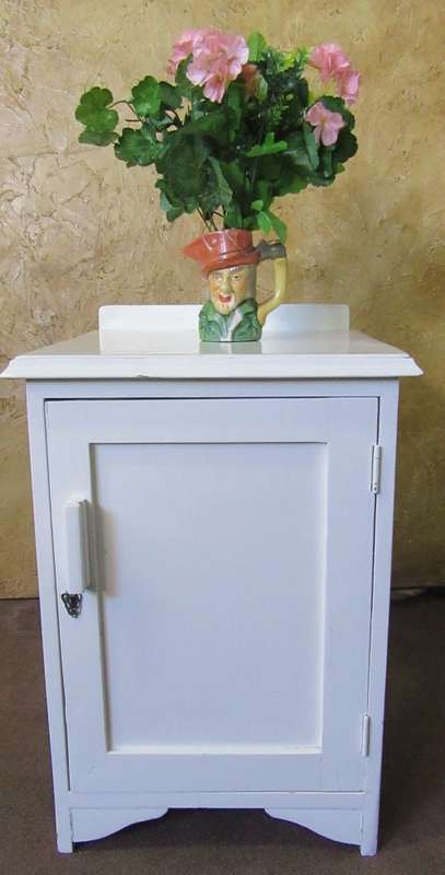 A CRISP WHITE VINTAGE BEDSIDE CABINET - LOVELY & TRENDY