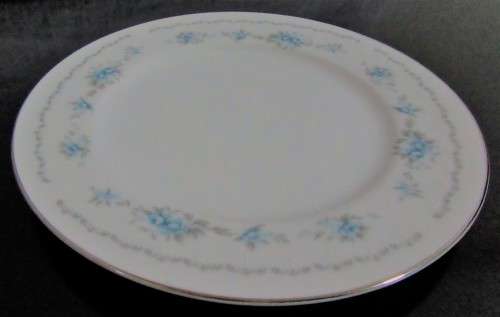 A ELANT & STYLISH DINNER PLATES 27CM BY BLUE ROSE NAGOYA STUNNING WITH THE BLUE ROSES ON THE CRISP
