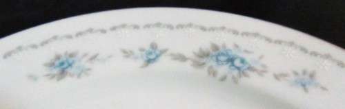 A ELANT & STYLISH DINNER PLATES 27CM BY BLUE ROSE NAGOYA STUNNING WITH THE BLUE ROSES ON THE CRISP