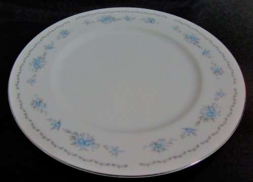 A ELANT & STYLISH SIDE PLATES 19CM BY BLUE ROSE NAGOYA STUNNING WITH THE BLUE ROSES ON THE WHITE