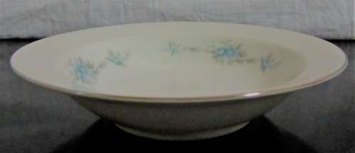 A ELANT & STYLISH SMALL BOWL BY BLUE ROSE - NAGOYA - STUNNING WITH THE BLUE ROSES ON THE CRISP WHITE