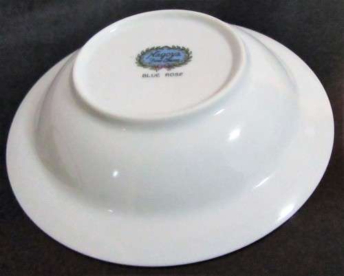 A ELANT & STYLISH SMALL BOWL BY BLUE ROSE - NAGOYA - STUNNING WITH THE BLUE ROSES ON THE CRISP WHITE