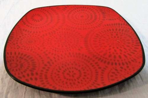 A GORGEOUS VIBRANT RED SERVING PLATE WITH A BEAUTIFUL PATERN INSIDE