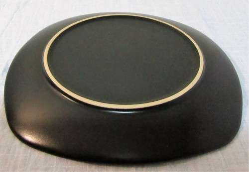 A GORGEOUS VIBRANT RED SERVING PLATE WITH A BEAUTIFUL PATERN INSIDE