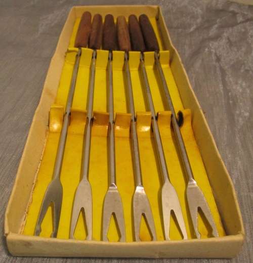 SIX LOVLEY VINTAGE FUNDUE FORKS BID PER EACH IN ORIGINAL BOX
