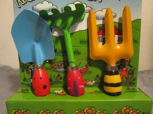 COLORFUL CUTE & DURABLE A SET OF KIDS GARDEN TOOLS NEW IN THE BOX
