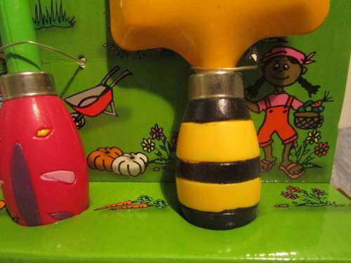 COLORFUL CUTE & DURABLE A SET OF KIDS GARDEN TOOLS NEW IN THE BOX